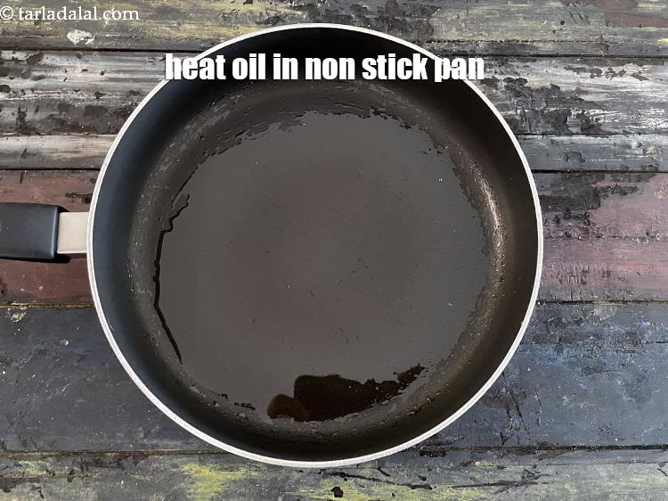स्टेप 8 – एक चौड़े नॉन-स्टिक पैन में&nbsp;३ टेबल-स्पून&nbsp;<a href=""https://www.tarladalal.com/glossary-oil-hindi-671i"">तेल</a>&nbsp;गरम करें।