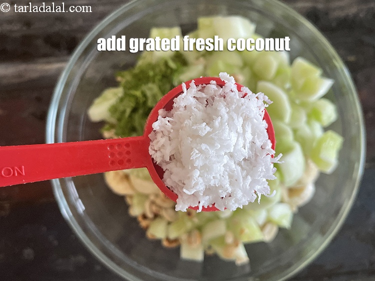 स्टेप 8 – <p>२ टेबल-स्पून&nbsp;<a href="">कसा हुआ ताज़ा नारियल</a> डालें। नारियल एक हल्का …