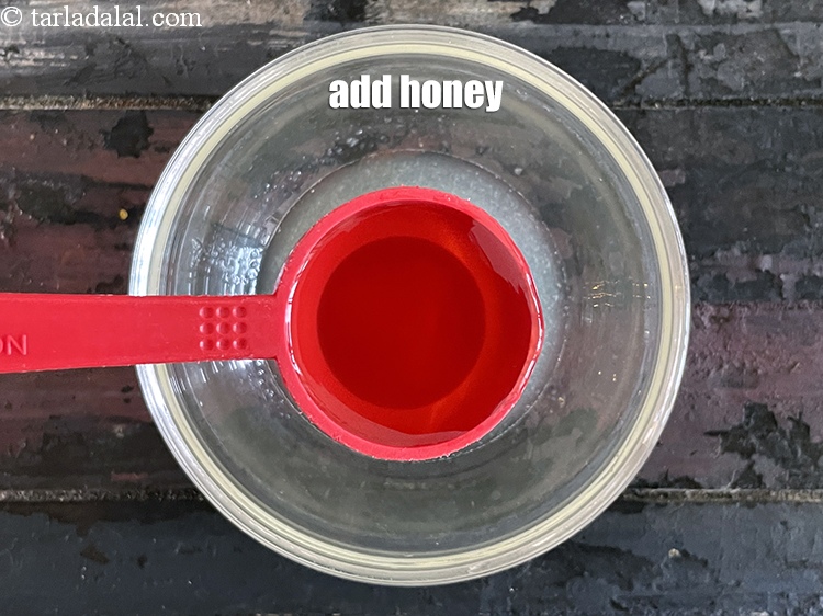 स्टेप 8 – १ टेबल-स्पून&nbsp;<a href=""https://www.tarladalal.com/glossary-honey-hindi-467i"">शहद</a>&nbsp;&nbsp;<span style=""font-size:11pt""><span style=""font-family:Calibri,sans-serif""><span style=""background-color:white""><span style=""font-family:&quot;Nirmala UI&quot;,sans-serif""><span style=""color:black"">डालें।</span></span></span></span></span>