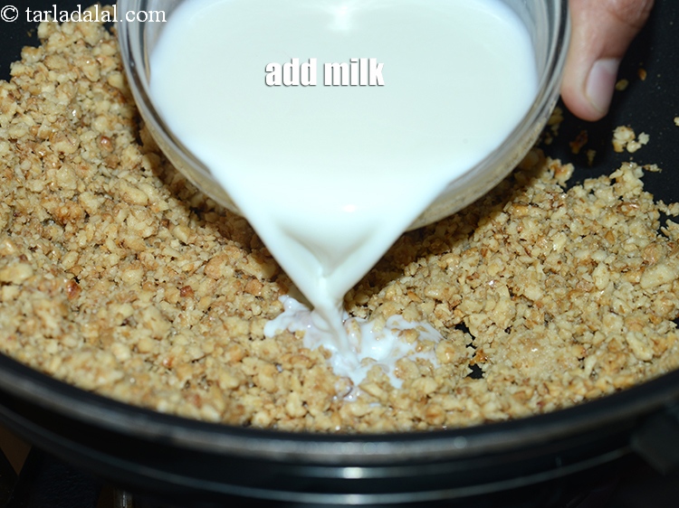 स्टेप 8 – १&nbsp;कप&nbsp;<a href=""https://www.tarladalal.com/glossary-milk-doodh-full-cream-milk-hindi-514i"">दूध</a>&nbsp;<span style=""font-size:11pt""><span style=""font-family:Calibri,sans-serif""><span style=""background-color:white""><span style=""font-family:&quot;Nirmala UI&quot;,sans-serif""><span style=""color:black"">डालें।</span></span></span></span></span>