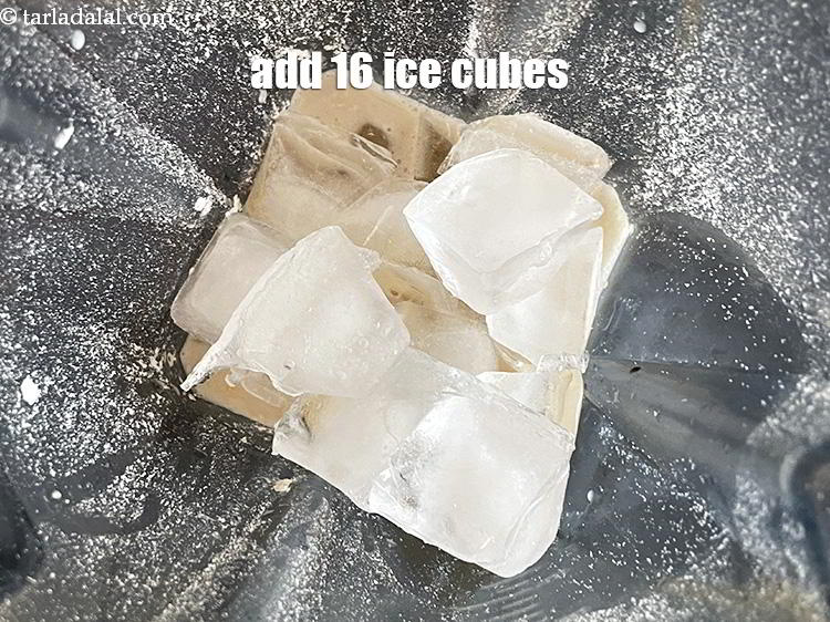 स्टेप 8 – 16 बर्फ के टुकड़े डालें।&nbsp;इससे आपकी स्मूदी ठंडी हो जाती …