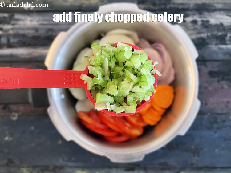 स्टेप 10 – २ टेबल-स्पून&nbsp;बारीक&nbsp;<a href=""https://www.tarladalal.com/glossary-chopped-celery-hindi-799i"">कटा हुआ अजमोदा</a>&nbsp;डालें ।