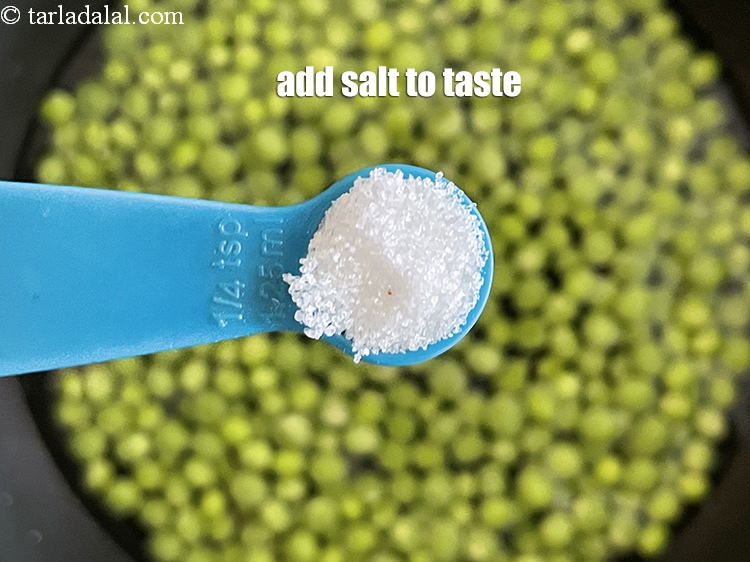स्टेप 10 – स्वादानुसार नमक डालें। हमने 1/2 छोटी चम्मच नमक डाला है।