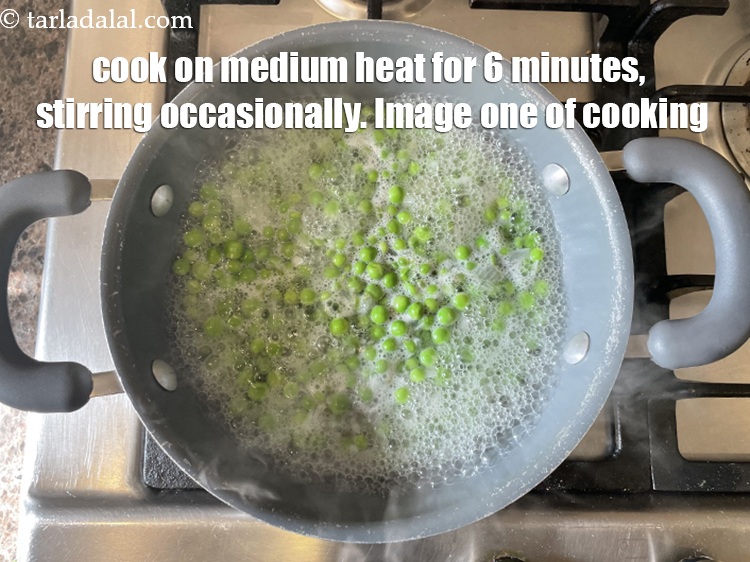 स्टेप 8 – बीच-बीच में हिलाते हुए मध्यम आंच पर 6 मिनट तक …