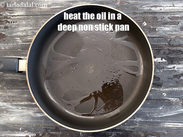 स्टेप 8 – गाजर और मूंग दाल सूप&nbsp;बनाने के लिए, एक गहरे नॉन-स्टिक …