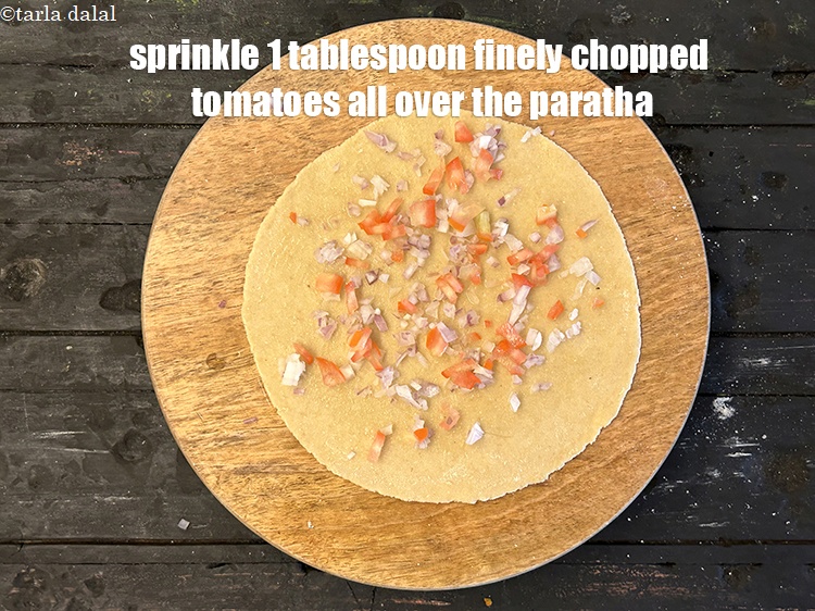 स्टेप 15 – &frac12; बड़े चम्मच बारीक कटे टमाटर&nbsp;छिड़कें।&nbsp;<strong>बीज को टमाटर&nbsp;से हटा दिया …