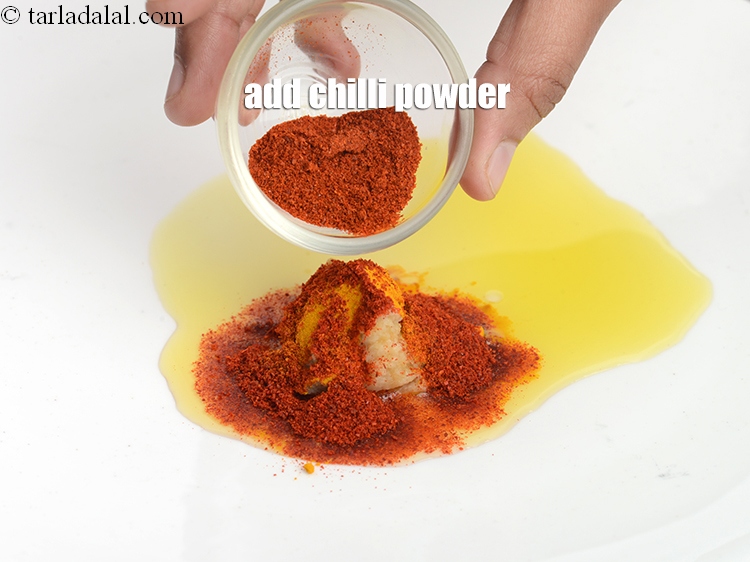स्टेप 8 – १ टी-स्पून&nbsp;<a href=""https://www.tarladalal.com/glossary-chilli-powder-red-chilli-powder-hindi-339i"">मिर्च पाउडर</a>&nbsp;डालें।