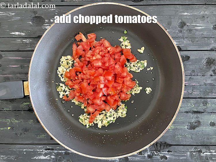 स्टेप 15 – १ कप&nbsp;<a href=""https://www.tarladalal.com/glossary-chopped-tomatoes-hindi-779i"">कटा हुआ टमाटर</a>&nbsp;डालें।