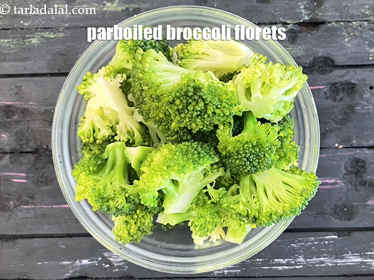 Step 11 – <meta charset="UTF-8" />Parboiled (blanched ) broccoli florets.&nbsp;