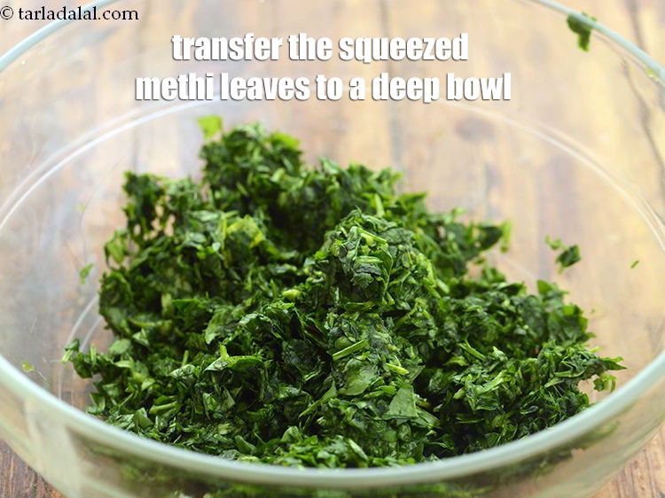 स्टेप 7 – निचोड़ी हुई मेथी की पत्तियों को एक गहरे कटोरे में …