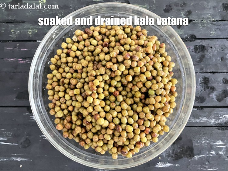 Step 8 – Keep aside <strong>soaked and drained kala vatana</strong> in a bowl.&nbsp;