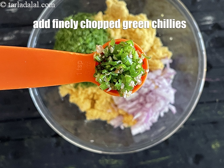 स्टेप 13 – १ टी-स्पून&nbsp;<a href=""https://www.tarladalal.com/glossary-chopped-green-chilli-hindi-820i"">बारीक कटी हुई हरी मिर्च</a>&nbsp;<span style=""font-size:11pt""><span style=""font-family:Calibri,sans-serif""><span style=""background-color:white""><span …