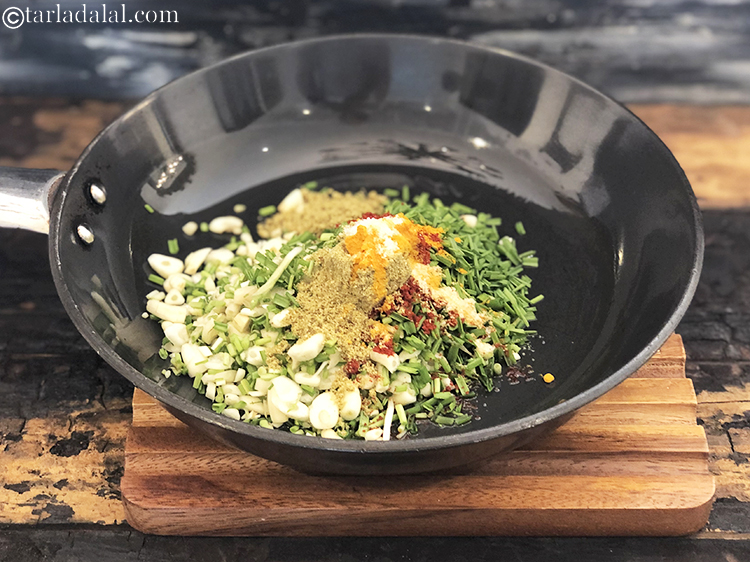 स्टेप 10 – १/४ टी स्पून नमक डालें।