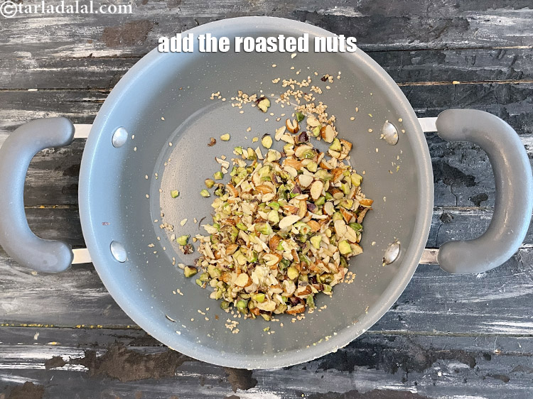 स्टेप 11 – भुने हुए मेवे वापस पैन में डालें।