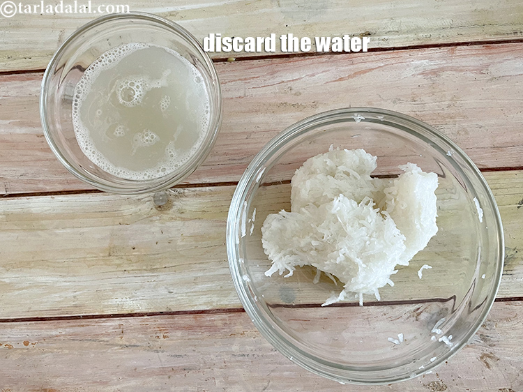 स्टेप 28 – हमने सारा पानी निचोड़ लिया है। पानी को निकाल दें।