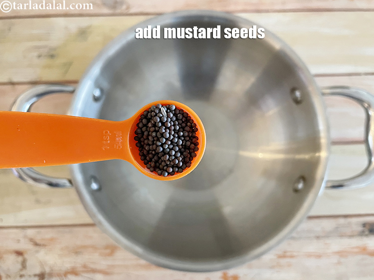 स्टेप 9 – १ टी-स्पून <a href=""https://www.tarladalal.com/glossary-mustard-seeds-sarson-rai-sarson-ke-beej-hindi-525i"">सरसों</a> डालें।