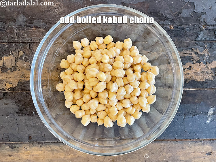 स्टेप 10 – २ १/२ कप <a href=""https://www.tarladalal.com/glossary-boiled-kabuli-chana-hindi-1354i"">भिगोए और उबाले हुए काबुली चने</a> …