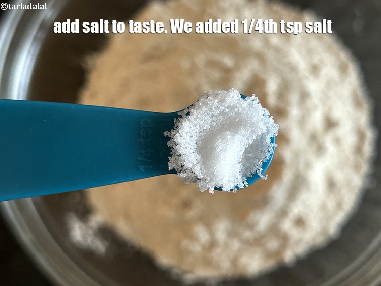 स्टेप 9 – स्वादानुसार नमक डालें। हमने 1/4 टी-स्पून नमक डाला है।