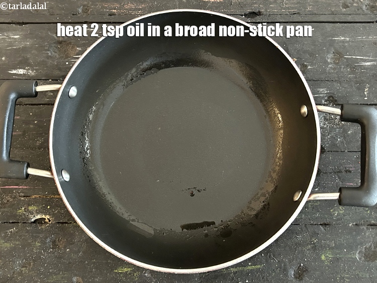 Step 10 – Heat <strong>2&nbsp;tsp </strong>oil in a broad non-stick pan.&nbsp;