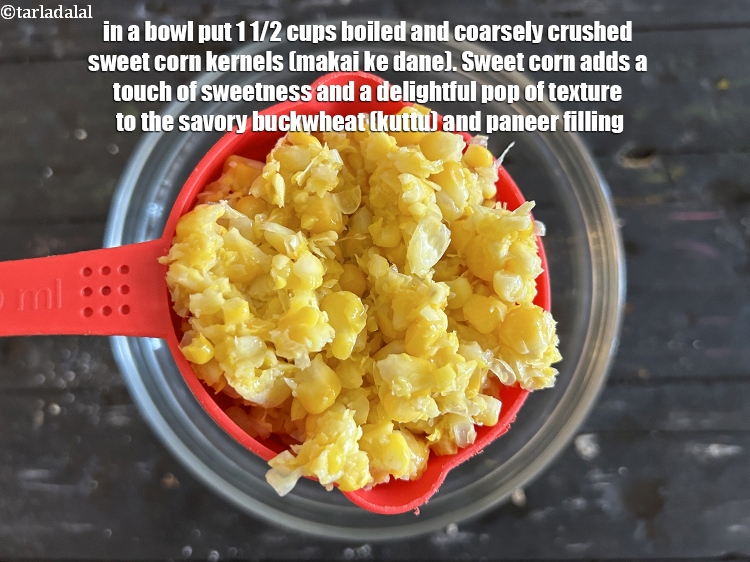 स्टेप 12 – एक कटोरे में&nbsp;१ १/२ कप&nbsp;<a href=""https://www.tarladalal.com/glossary-crushed-sweet-corn-kernels-hindi-1605i"">उबले और कुचले हुए मकई …