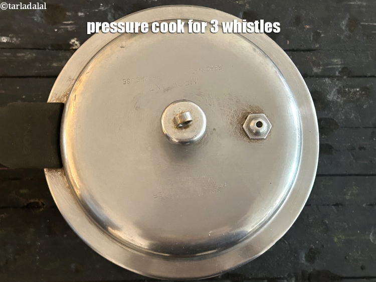 स्टेप 9 – तीन सीटी आने तक प्रेशर कुक करें।