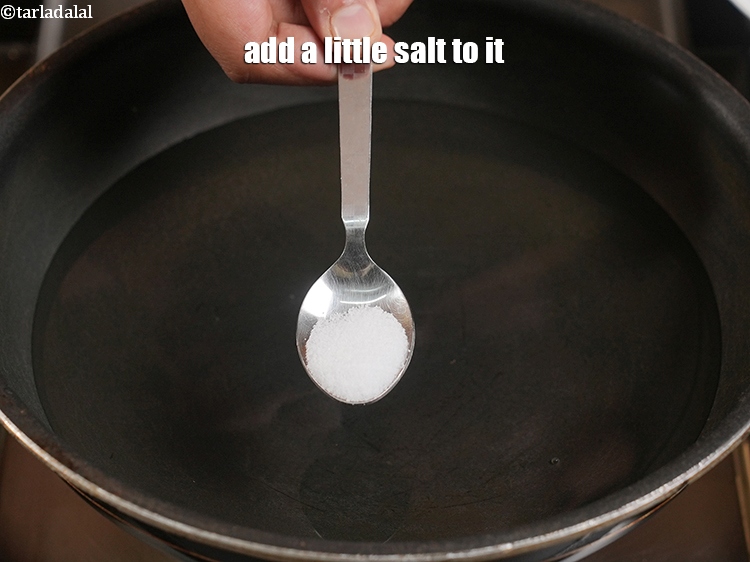 स्टेप 8 – इसमें थोड़ा नमक मिलाएं।