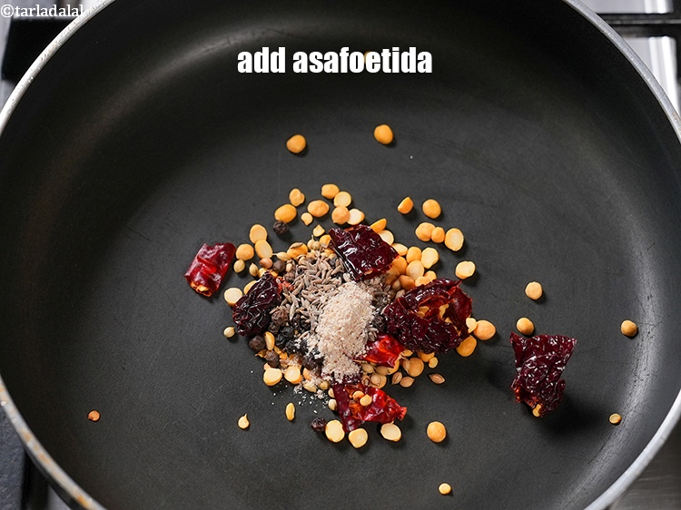 स्टेप 9 – १/४ टी-स्पून&nbsp;<a href=""https://www.tarladalal.com/glossary-asafoetida-hing-hindi-113i"">हींग</a>&nbsp;डालें।&nbsp;&nbsp;