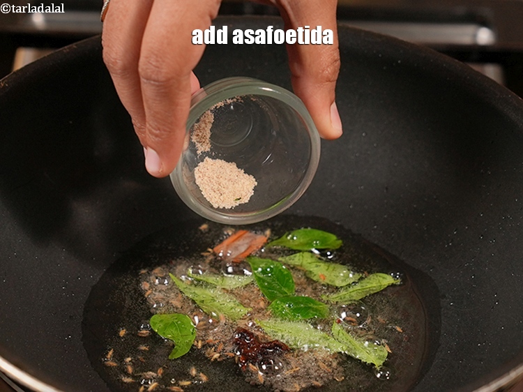 स्टेप 9 – १/४ टी-स्पून&nbsp;<a href=""https://www.tarladalal.com/glossary-asafoetida-hing-hindi-113i"">हींग</a>&nbsp;डालें ।