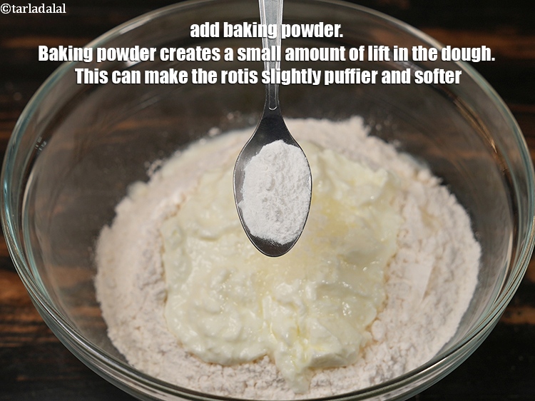 स्टेप 9 – १/२ टी-स्पून&nbsp;<a href=""https://www.tarladalal.com/glossary-baking-powder-hindi-425i"">बेकिंग पाउडर</a>&nbsp;डालें । बेकिंग पाउडर आटे में थोड़ी …