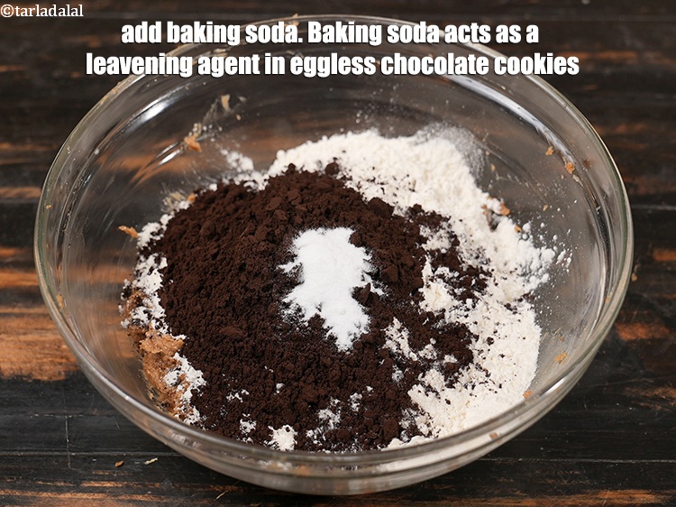 स्टेप 9 – १/४ टी-स्पून&nbsp;<a href=""https://www.tarladalal.com/glossary-baking-soda-soda-bi-carb-hindi-615i"">बेकिंग सोडा</a>&nbsp;डालें&nbsp;। बेकिंग सोडा अंडे रहित चॉकलेट कुकीज़ …