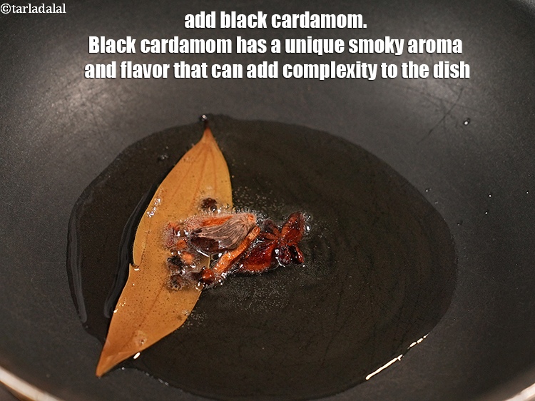 स्टेप 9 – १&nbsp;<a href=""https://www.tarladalal.com/glossary-black-cardamom-badi-elaichi-moti-elaichi-hindi-263i"">बड़ी इलायची</a>&nbsp;डालें । काली इलायची में एक अनोखी धुएँ …