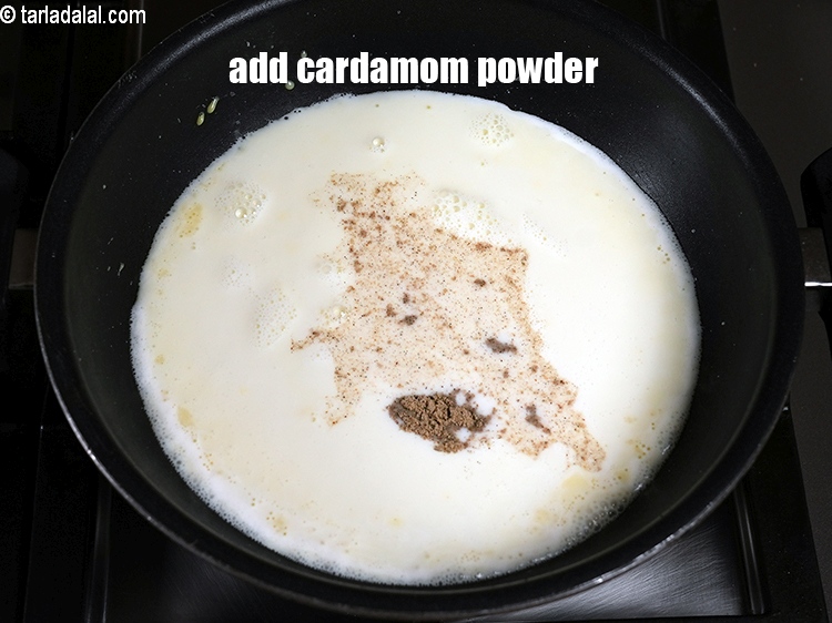 स्टेप 10 – १/४ टी-स्पून&nbsp;<a href=""https://www.tarladalal.com/glossary-cardamom-powder-elaichi-powder-hindi-265i"">इलायची पाउडर</a>&nbsp;डालें।