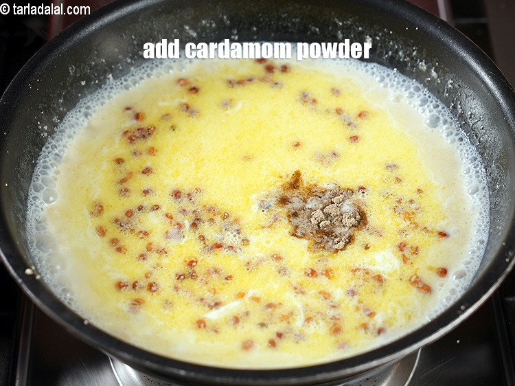 स्टेप 9 – १/४ टी-स्पून&nbsp;<a href=""https://www.tarladalal.com/glossary-cardamom-powder-elaichi-powder-hindi-265i"">इलायची पाउडर</a>&nbsp;डालें।