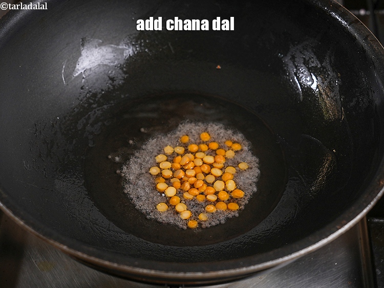 स्टेप 9 – <p>१ टी-स्पून&nbsp;<a href="">चना दाल</a>&nbsp;डालें ।</p>