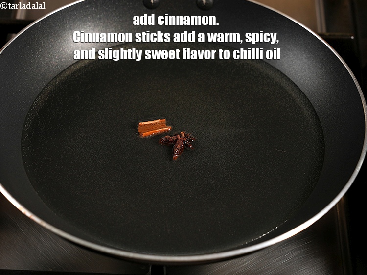 स्टेप 9 – १&nbsp;<a href=""https://www.tarladalal.com/glossary-cinnamon-dalchini-hindi-346i"">दालचीनी</a>&nbsp;स्टिक डालें। दालचीनी की छड़ें मिर्च के तेल में …