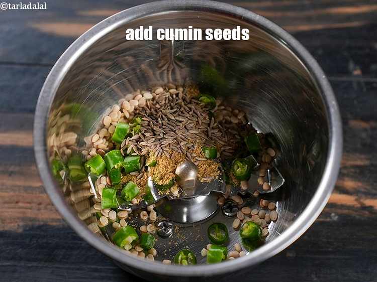 स्टेप 10 – १/२ टी-स्पून&nbsp;<a href=""https://www.tarladalal.com/glossary-cumin-seeds-jeera-zeera-hindi-381i"">ज़ीरा</a>&nbsp;डालें ।