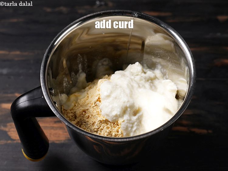 स्टेप 9 – १/३ कप&nbsp;ताजा&nbsp;<a href=""https://www.tarladalal.com/glossary-curd-dahi-yogurt-yoghurt-hindi-383i"">दही</a>&nbsp;डालें ।&nbsp;