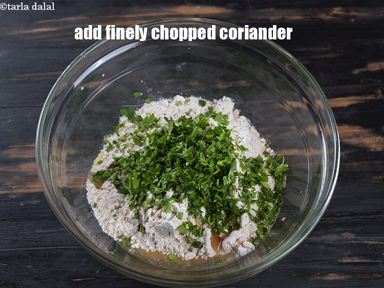 स्टेप 13 – २&nbsp;टेबल-स्पून&nbsp;बारीक&nbsp;<a href=""https://www.tarladalal.com/glossary-chopped-coriander-hindi-783i"">कटा हरा धनिया</a>&nbsp;डालें।