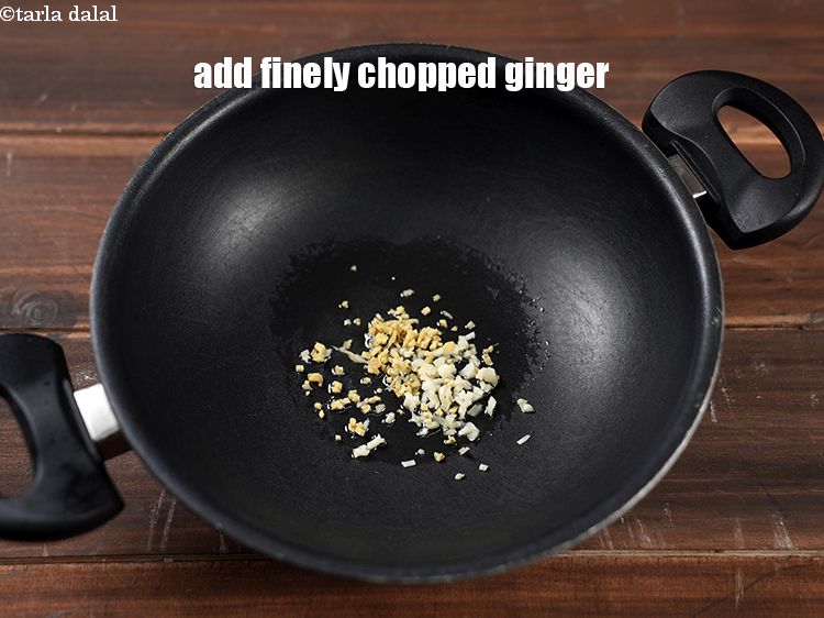 स्टेप 14 – १ टी-स्पून&nbsp;बारीक&nbsp;<a href=""https://www.tarladalal.com/glossary-chopped-ginger-hindi-786i"">कटा हुआ अदरक</a>&nbsp;<span style=""font-size:11.0pt""><span style=""background-color:white""><span style=""font-family:&quot;Nirmala UI&quot;,sans-serif""><span style=""color:black"">डालें।</span></span></span></span>