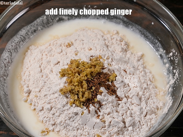 स्टेप 8 – बारीक कटा हुआ अदरक डालें।