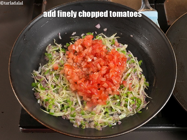 स्टेप 14 – टमाटर डालें।