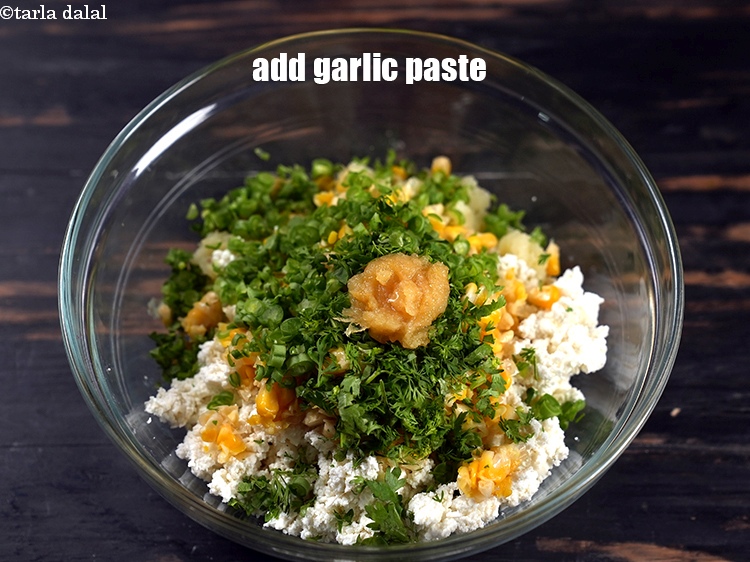 Step 9 – Add 1 tsp garlic paste.