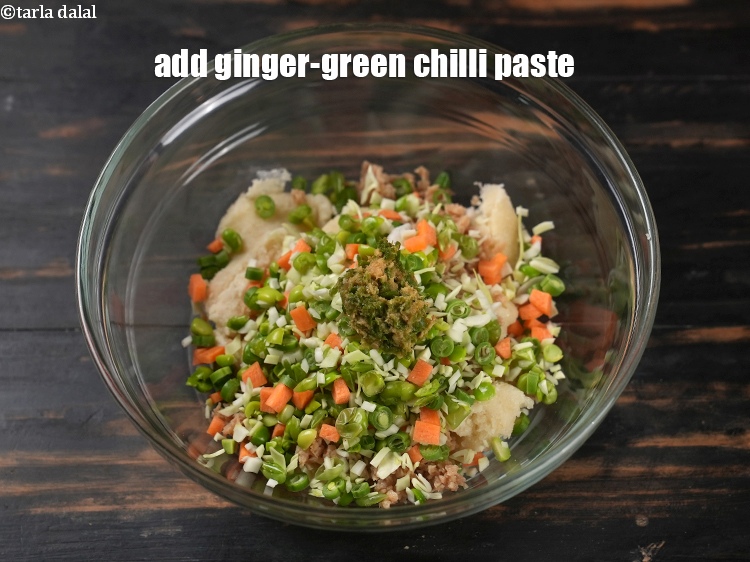 स्टेप 9 – १ टी-स्पून&nbsp;<a href=""https://www.tarladalal.com/glossary-ginger-green-chilli-paste-adrak-mirch-ki-paste-adrak-mirchi-paste-hindi-139i"">अदरक-हरी मिर्च का पेस्ट</a>&nbsp;&nbsp;डालें।