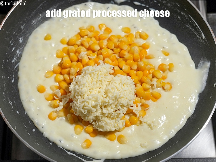 स्टेप 15 – २ टेबल-स्पून&nbsp;<a href=""https://www.tarladalal.com/glossary-grated-processed-cheese-hindi-868i"">कसा हुआ प्रोसेस्ड चीज़</a>।