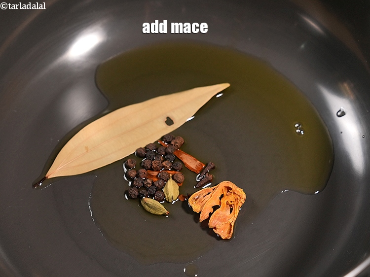 स्टेप 9 – १&nbsp;<a href=""https://www.tarladalal.com/glossary-mace-javintri-javitri-javantri-hindi-544i"">जावन्तरी</a>&nbsp;डालें।&nbsp;&nbsp; &nbsp;