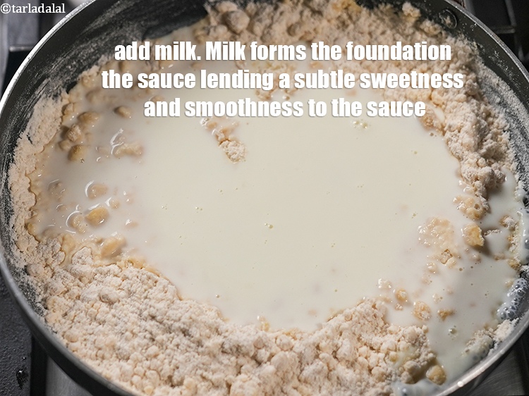 स्टेप 9 – १ कप&nbsp;<a href=""https://www.tarladalal.com/glossary-milk-doodh-full-cream-milk-hindi-514i"">दूध</a>&nbsp;डालें। दूध सॉस का आधार बनता है, जो …
