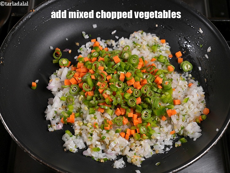 स्टेप 9 – आधा कप कटी हुई मिश्रित सब्जियां डालें।