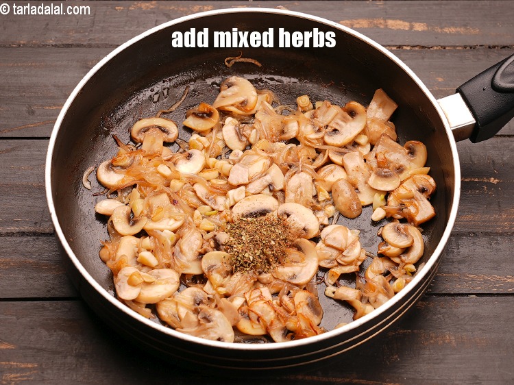 स्टेप 9 – १/२ टी-स्पून&nbsp;<a href=""https://www.tarladalal.com/glossary-dried-mixed-herbs-hindi-466i"">सूखे मिक्स हर्ब्स</a>&nbsp;डालें।