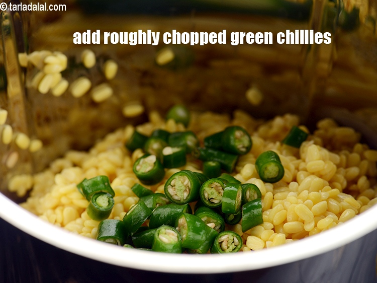 स्टेप 9 – १ टेबल-स्पून&nbsp;बारीक&nbsp;<a href=""https://www.tarladalal.com/glossary-chopped-green-chilli-hindi-820i"">कटी हुई हरी मिर्च</a>&nbsp;<span style=""font-size:11pt""><span style=""font-family:Calibri,sans-serif""><span style=""background-color:white""><span style=""font-family:&quot;Nirmala …