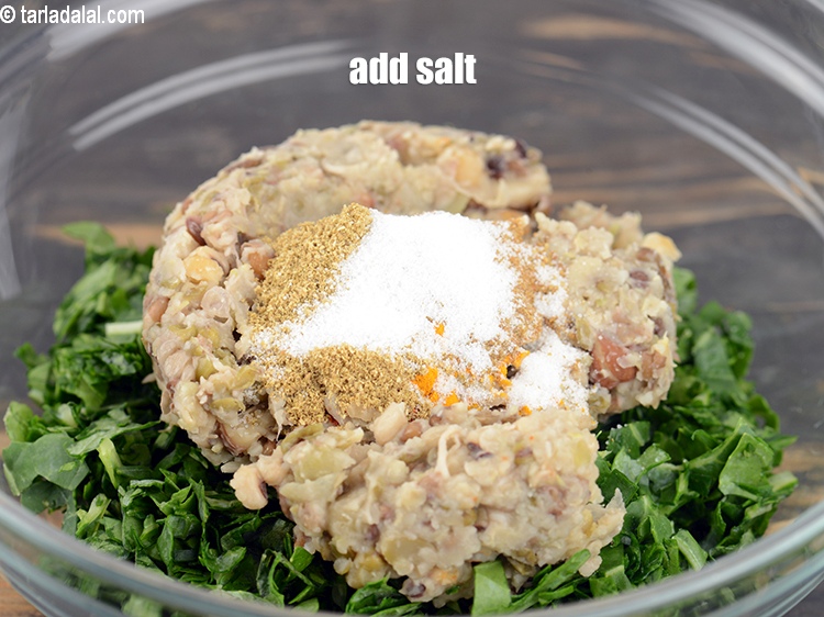 स्टेप 9 – स्वादअनुसार&nbsp;<a href=""https://www.tarladalal.com/glossary-salt-namak-table-salt-hindi-418i"">नमक</a>&nbsp;डालें।&nbsp;&nbsp;